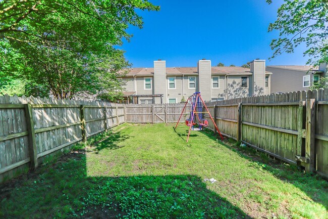 Building Photo - "Charming Kempsville Lake Townhome – Great Amenities & Location!"