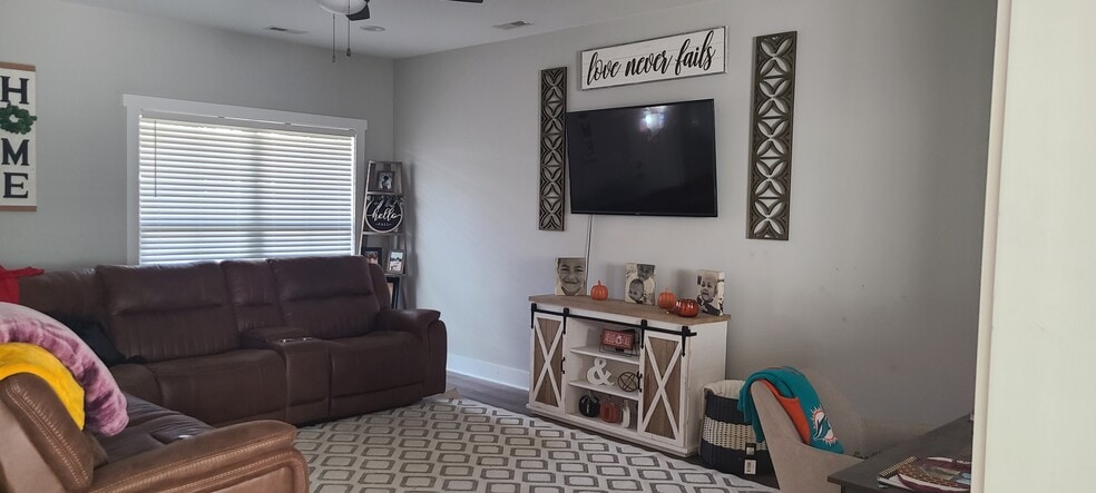 Building Photo - 151 Sunburst Villa Dr