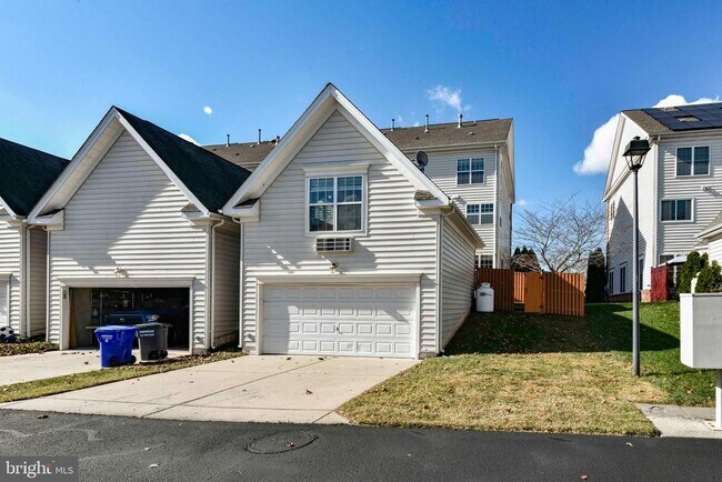 Building Photo - 13592 Village Green Dr