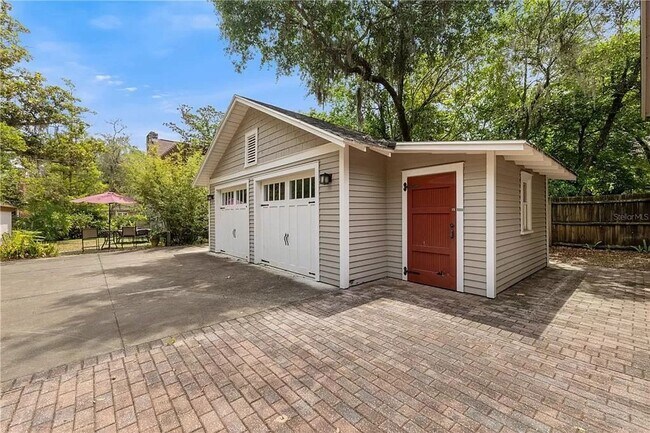 Building Photo - 2 Bed 2 Bath House in Duckpond with 2 Car Garage!