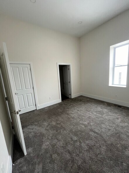 Building Photo - 206 N Main St