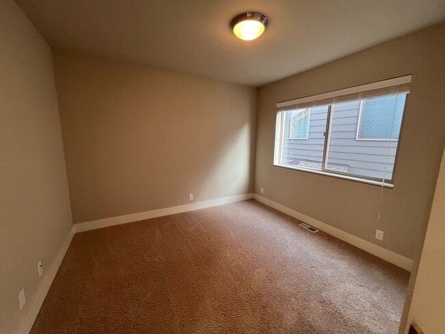 Building Photo - Newcastle Home