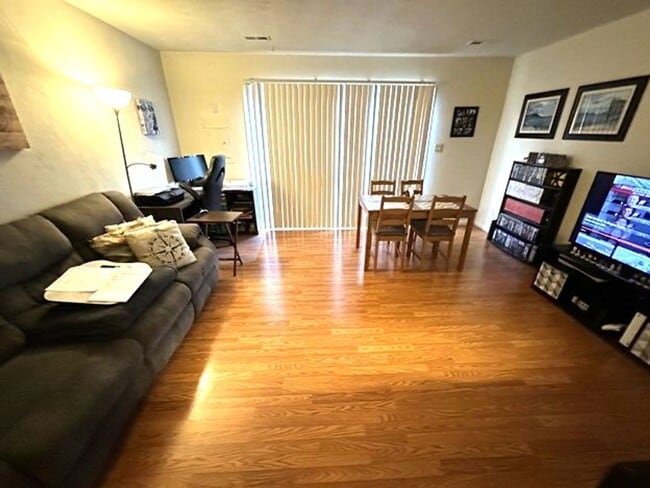 Building Photo - 2 bedroom/1.5 bathroom- The Midlands