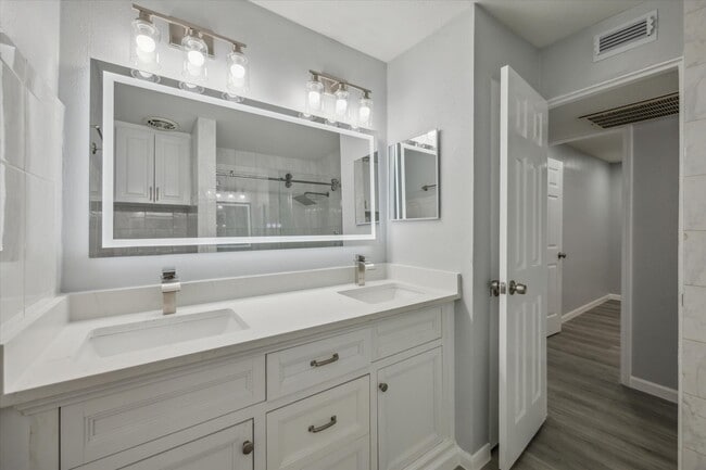 Building Photo - 3271 Sul Ross St