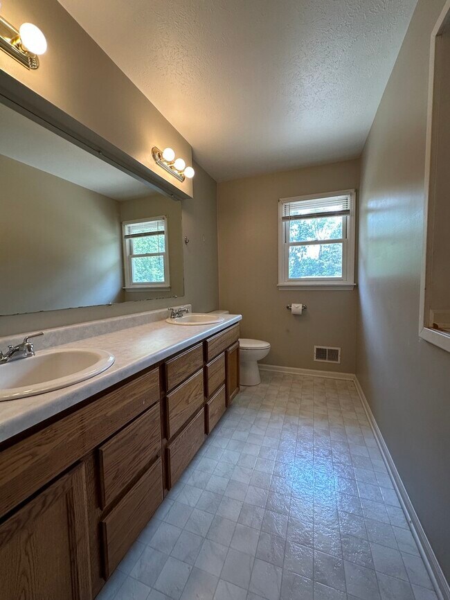 Building Photo - Nice and Large 3BR/1.5ba unit for rent in ...