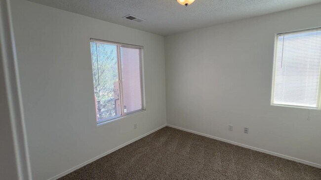 Building Photo - 3 Bedroom Town Home Near Rio Bravo Blvd SE & University Blvd SE In Mesa Del Sol!
