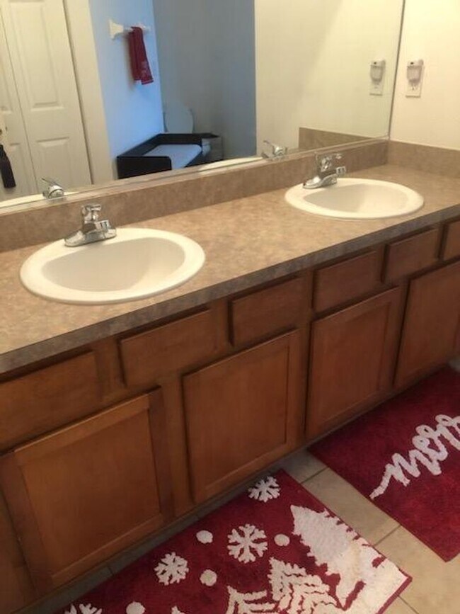 Building Photo - 4 bedrooms, 2 bathrooms, 2 car garage