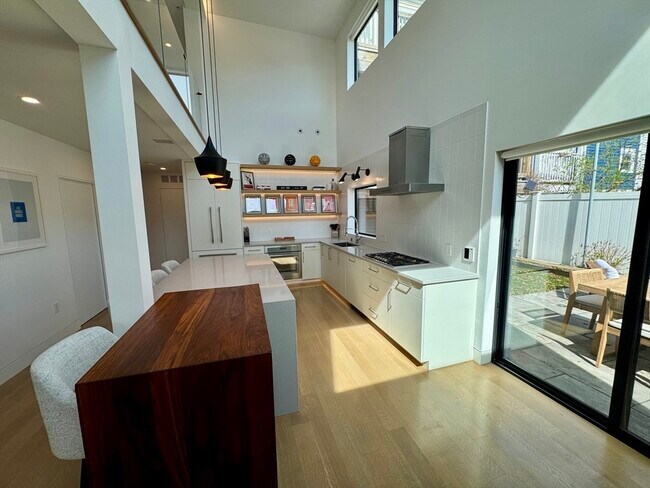 Building Photo - 22 Parker St