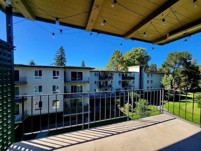 Building Photo - Top floor Woodlake condo, corner location