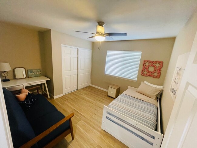 Double twin becomes king. Desk and seating - 1421 Dubuque St