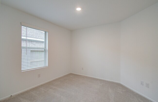 Building Photo - 9211 Redwood Br Dr