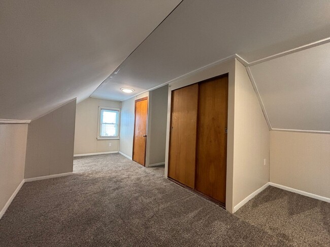 Building Photo - 3 Bedroom 1.5 Bath House - Parking/Laundry Hook-Ups!