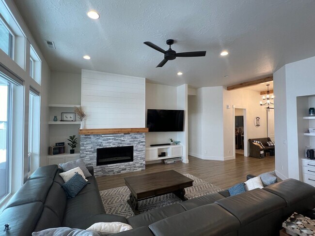Building Photo - Gorgeous 3 bed 2 ba home in the perfect Me...