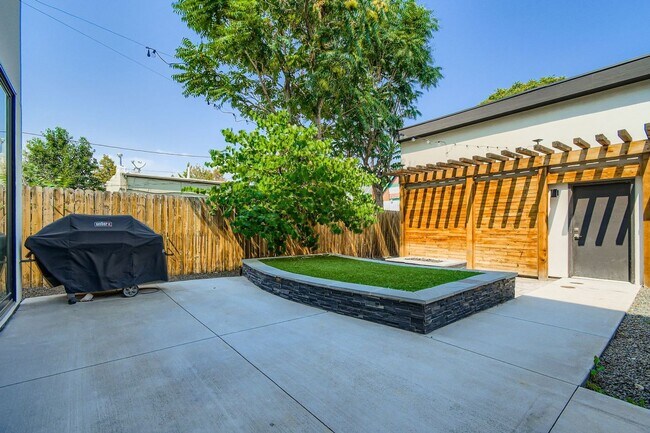 Building Photo - Beautiful, Modern 3 Bed/ 4 bath Home in Curtis Park! FIRST MONTHS RENT FREE!