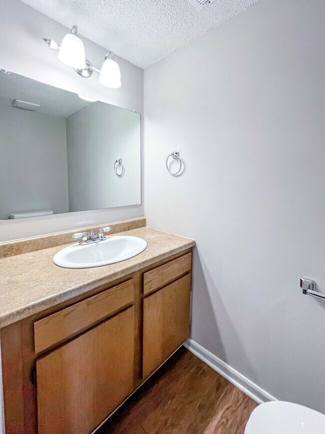 Building Photo - Conveniently Located 2-bedroom Townhome