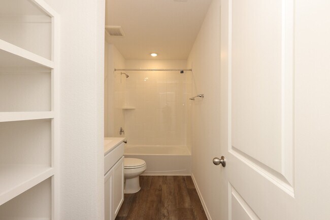 Building Photo - 3027 Lake Crest Dr