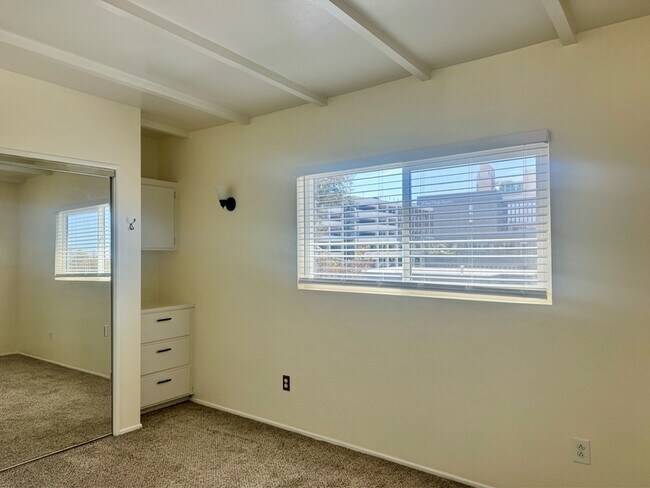 Building Photo - 4284 Third Ave