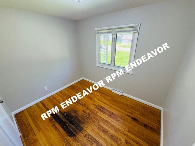 Building Photo - Just Hit the Market — Spacious Layout + Basement Space in St. Louis, Housing Choice Voucher Accep...