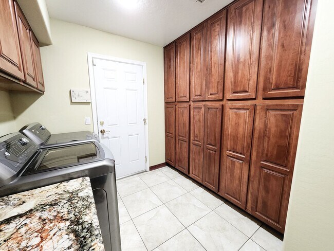 Building Photo - Marshall Ranch 5 bedroom!!  Available Now.