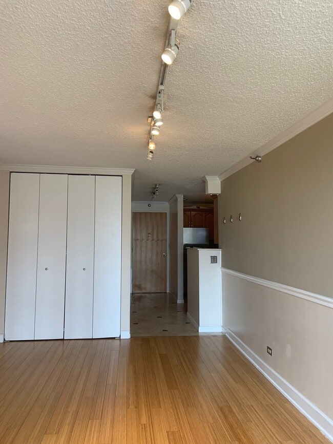 Building Photo - 1122 N Clark St