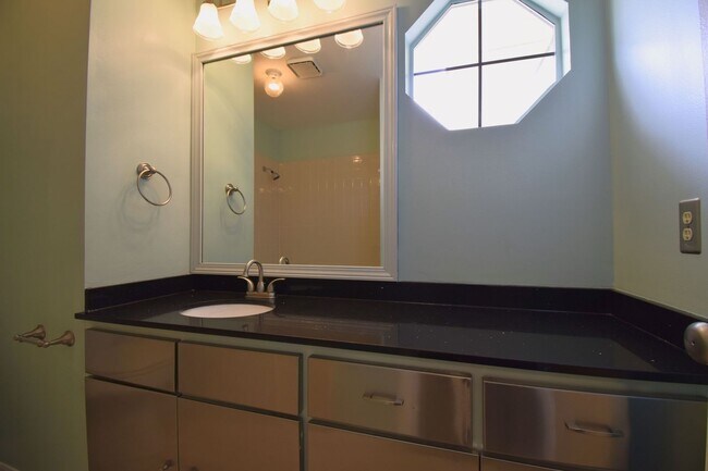 Building Photo - Hart Ln 6489