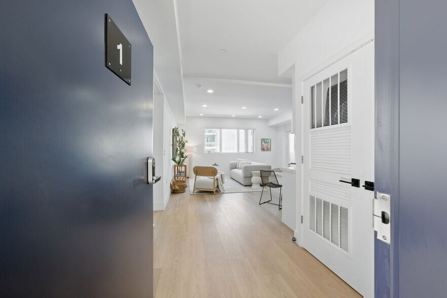 Building Photo - 212 N Mariposa Ave