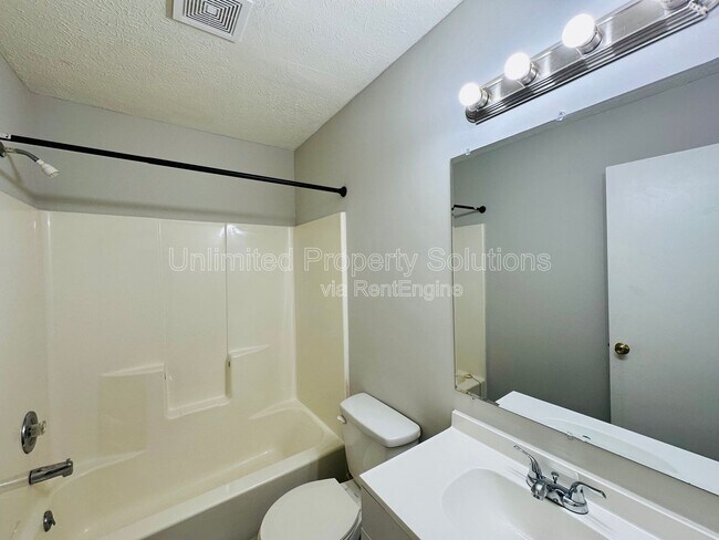 Building Photo - 215 Sunn Aire Ct