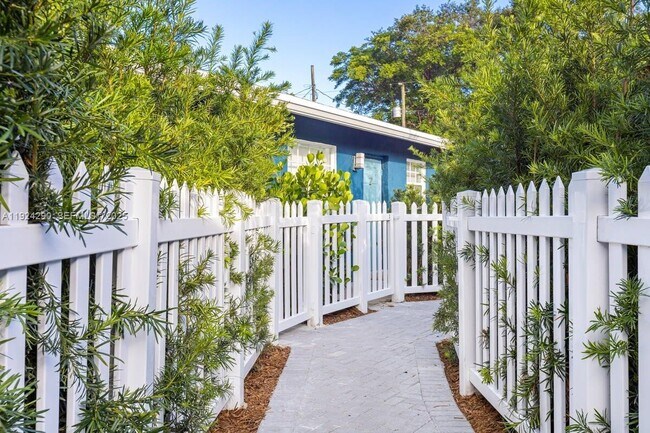 Building Photo - 811 Tequesta St