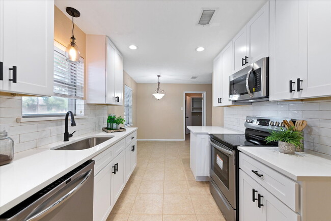 Building Photo - "Spacious 4-Bedroom Hardwood & Granite Fin...