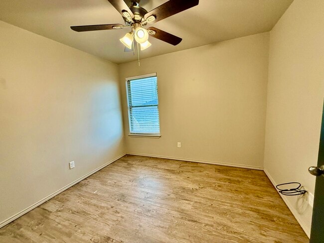 Building Photo - 909 Manchester Ct