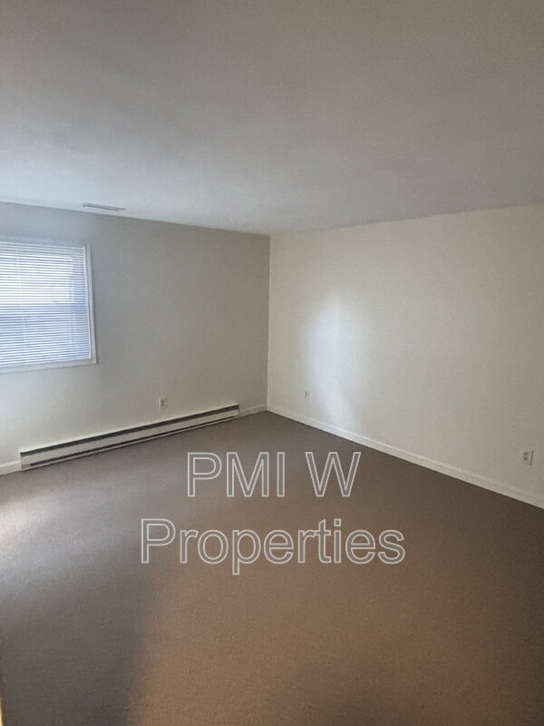Building Photo - 210 Pine St
