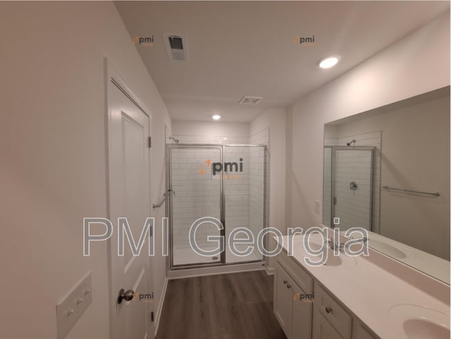 Building Photo - 220 Kenoot Dr
