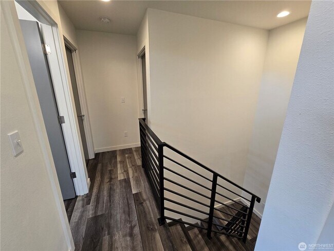 Building Photo - Charming 8 Bedroom Home - Located in the h...