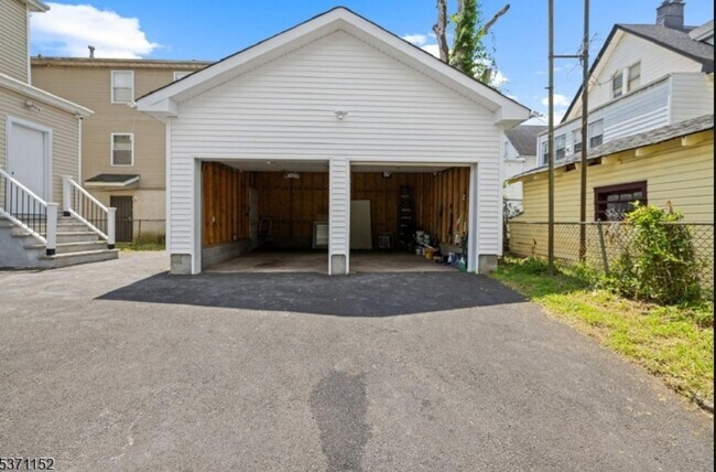 Building Photo - Charming 4BR  in Newark