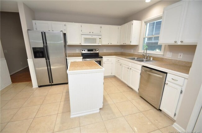 Building Photo - 2128 Leadenhall Way