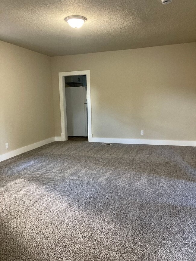 Building Photo - 1 Bedroom Fully Remodeled