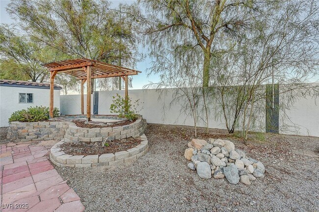 Building Photo - 5470 Logville St