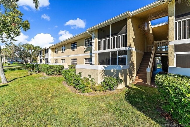 Building Photo - 1537 SE Royal Green Cir