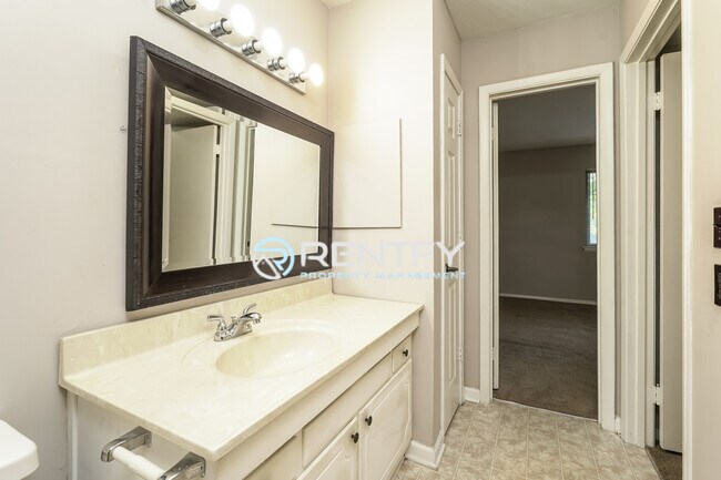 Building Photo - 2260 Sunderland Rd