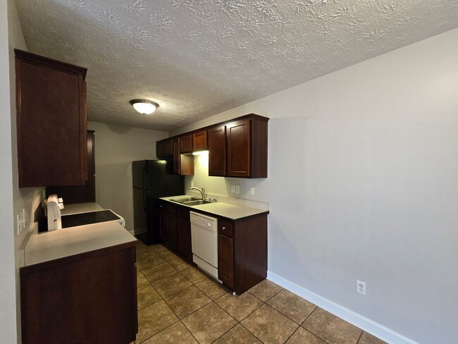 Building Photo - Available IMMEDIATELY!! Updated, 2 Bedroom...