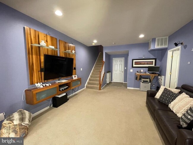 Building Photo - 22098 Avonworth Square