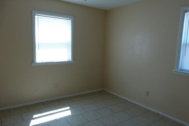 Building Photo - 3 bedroom 1 bath home.