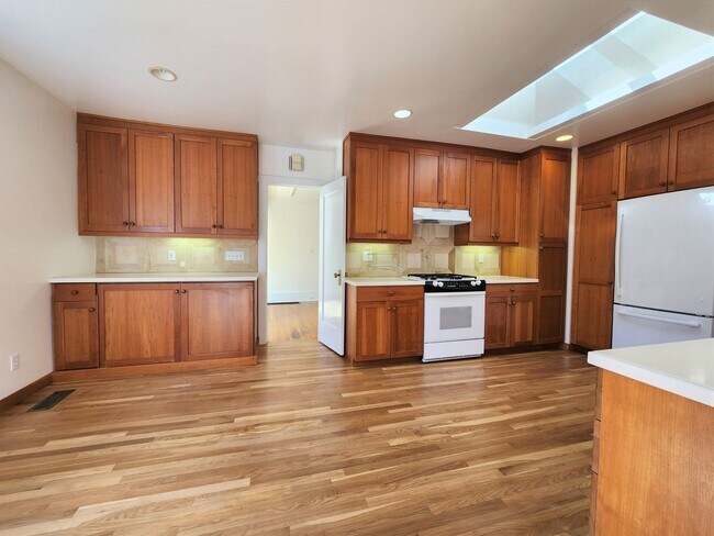 Building Photo - Charming Single Family Home in Downtown Palo Alto Available Now!