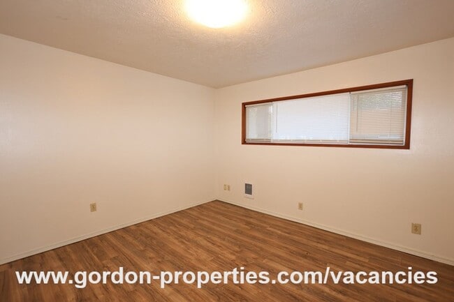 Building Photo - SE Green Vista Dr - Milwaukie 2 bedroom duplex with fireplace