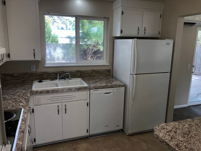 Building Photo - Updated 3 bedroom 1 1/2 bath home in a gre...