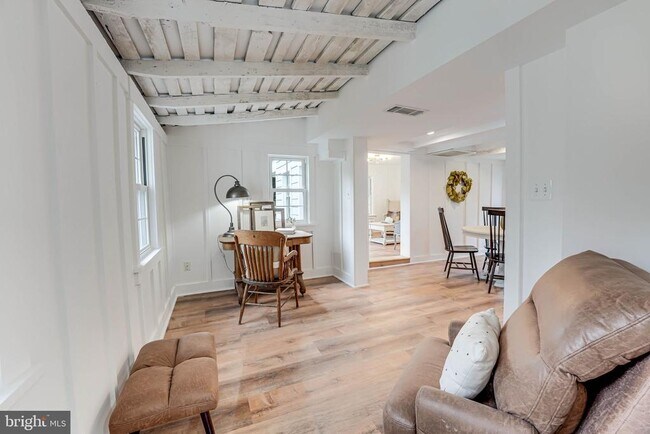 Building Photo - 102 N Rogers St