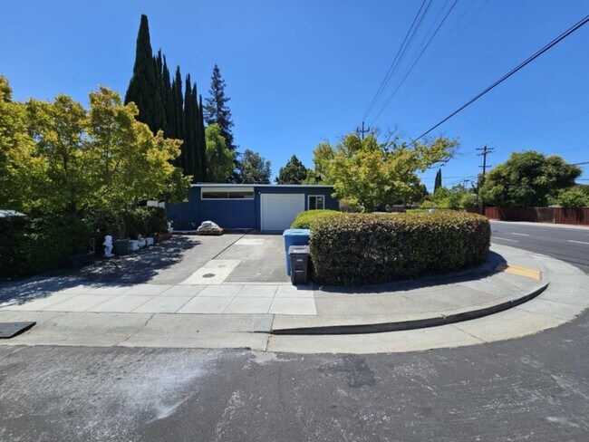 Building Photo - BEAUTIFUL "Blue Bungalow" 4 Bed/3 Bath Hom...