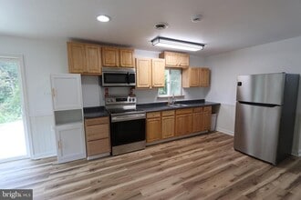 Building Photo - 9540 Greenfield Rd