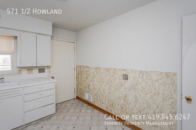 Building Photo - 571 1/2 Howland-