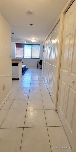 Building Photo - 540 Brickell Key Dr